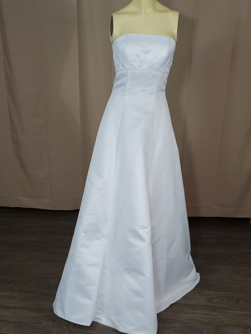 Gloria Vanderbilt White Strapless Satin Wedding Gown
